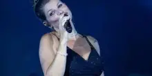 Alessandra Amoroso interrotta da Penny... la figlia scalcia e ferma il concerto