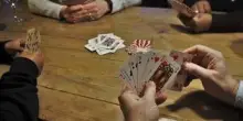 Rissa al centro anziani, pugno in faccia a un 97enne per... una partita a scopa