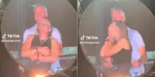 Effetto kiss cam dei Coldplay, dopo il Ceo anche Kristin Cabot si dimette da Astronomer