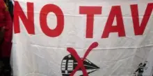 No Tav bloccano autostrada, chiusa la Torino-Bardonecchia: bombe carta contro polizia