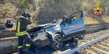 Auto finisce sulla linea ferroviaria, illesa la conducente