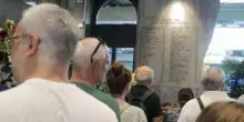 Strage Bologna, Bernini contestata da un uomo: "Credo a lei, non al governo"
