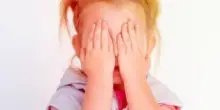 Bimbi in ansia già a 2 anni. Le paure? Buio, mostri e distacco dai genitori
