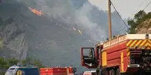 Maxi incendio nel sud della Francia, è massima allerta: donna morta nell'Aude