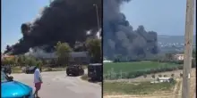 Fano, incendio nella zona industriale. Enorme nube di fumo nero