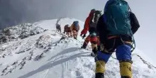 Sale la tassa sull'Everest, scalarlo costerà 15mila dollari. Gratis altre 97 vette in Nepal
