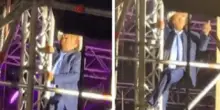 Al Bano versione Spiderman, a 82 anni si arrampica sul palco - Il video