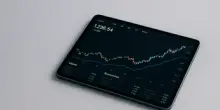Come gli eventi macro economici influenzano le decisioni di trading