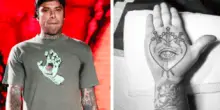Fedez svela il significato del nuovo tatuaggio: "Il dolore è necessario"