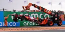 Gp d'Olanda, disastro Ferrari e doppio ritiro: Hamilton va a muro, poi incidente di Leclerc. Cos'è successo