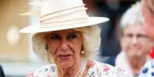 Regina Camilla molestata da adolescente: "Si tolse una scarpa e lo colpì"