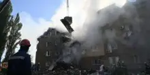 Maxi attacco russo sull'Ucraina: droni e missili su Kiev, colpita sede del governo