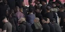Italia, tifosi azzurri di spalle durante l'inno israeliano. Poi i cartelli: "Stop"