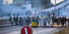 Francia, migliaia in piazza per 'Blocchiamo tutto': disagi al traffico e almeno 75 fermi