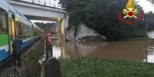 Maltempo, tragedia sfiorata in Lombardia. Si apre voragine nel Lecchese, treno bloccato a pochi metri