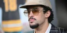 Paura per Bad Bunny, infortunio al ginocchio durante il concerto