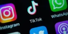 TikTok, Francia verso il bando per i minori: "È tossico e crea dipendenza"