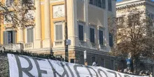 Migranti: 'Remigrazione', striscione di 30 metri a Bergamo