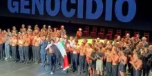 Roberto Bolle sul palco con bandiera Palestina, il messaggio per Gaza