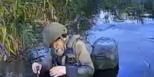 Ucraina-Russia, la foto del soldato col bastone: "Putin manda anziani in guerra"