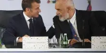 La gaffe di Trump fa ridere Macron e Rama, battute al vertice