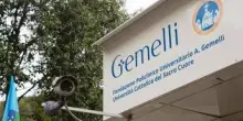 Scontro tra auto e bici alle 2 del mattino, morto un 17enne a Roma