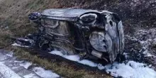 Verona, perde controllo per la velocità: auto si cappotta e prende fuoco