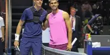 Alcaraz: "Sinner oggi ha giocato a ping pong". Jannik sorride: "Grazie, mi hai lasciato un torneo"