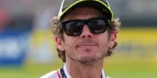 Valentino Rossi leggendario, trionfo a Indianapolis 17 anni dopo lo storico duello con Hayden