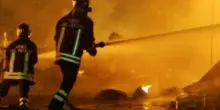 Napoli, vasto incendio a Ponticelli. Il Comune: "Tenere chiuse porte e finestre"