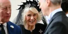 Camilla in nero in Vaticano, il velo firmato Philip Treacy nel segno della tradizione
