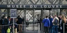 Furto dei gioielli della corona al Louvre, fermati due sospetti