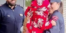 Poliziotti scortano papà che porta figlia in ospedale. Meloni: "Eroi!"
