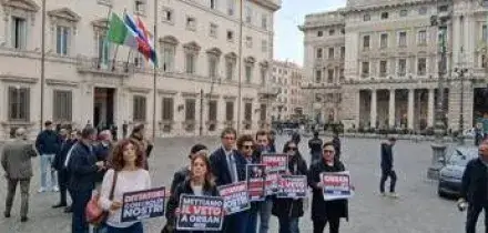 Flash mob +Europa contro Orban a Palazzo Chigi: "Dittatore con i soldi nostri"
