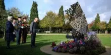 Re Carlo inaugura il monumento dedicato ai militari Lgbt+