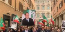 Riforma della giustizia, Forza Italia festeggia in piazza con maxi foto di Berlusconi: "Vittoria storica"