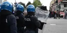 Corteo Pro Pal a Torino, manifestanti tentano di entrare a Porta Susa lanciando sassi e bottiglie