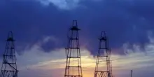 Petrolio stabile in apertura, consolida i guadagni