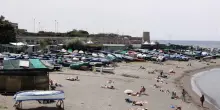 Stuprata in una tenda sulla spiaggia a Genova, due ricercati