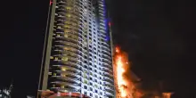 Fiamme in un edificio di 67 piani a Dubai, 3.800 evacuati