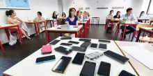Stretta sui cellulari in aula, si rischia anche la sospensione
