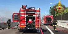 Auto in fiamme sull'A7, traffico bloccato e code