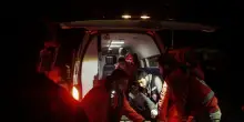 ++ Bimbo cade da quinto piano e urta una tettoia, è grave ++