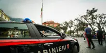 Getta acido contro la moglie e poi la picchia