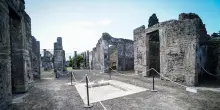 Pietre dell'antica Pompei come souvenir nello zaino di un turista