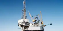 Il petrolio è in rialzo, Brent a 64,4 dollari al barile