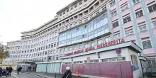 Morto il bambino di 3 anni caduto nella piscina di un b