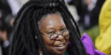Trump non molla, ora vuole la testa di Whoopi Goldberg
