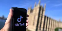 TikTok viola norme digitali Ue, 'serve trasparenza su spot'