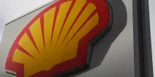 Utile Shell giù del 35% nel primo trimestre per prezzo petrolio